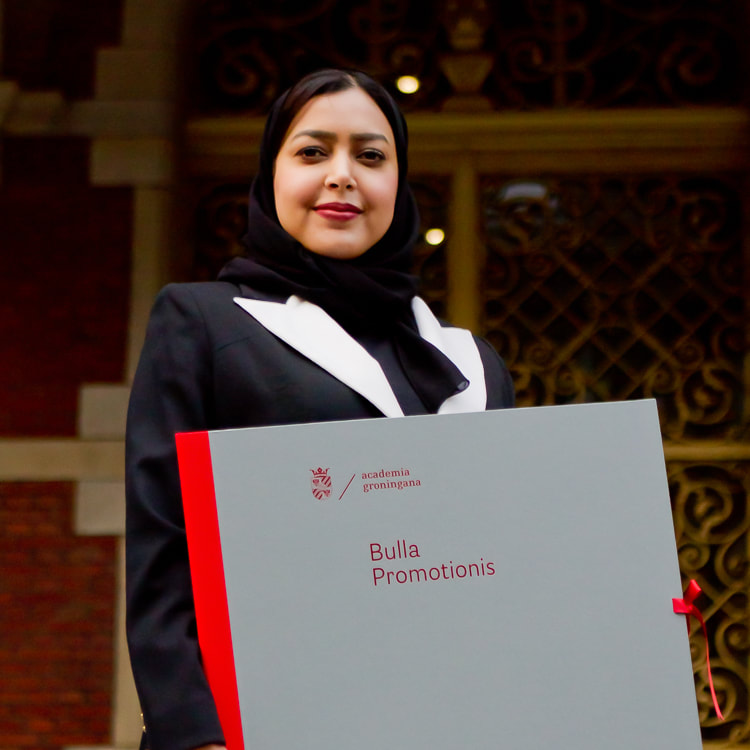 Trotse Haya uit Qatar wilde graag een portret met haar behaalde bul op de plek waar ze studeerde; de RUG in Groningen.